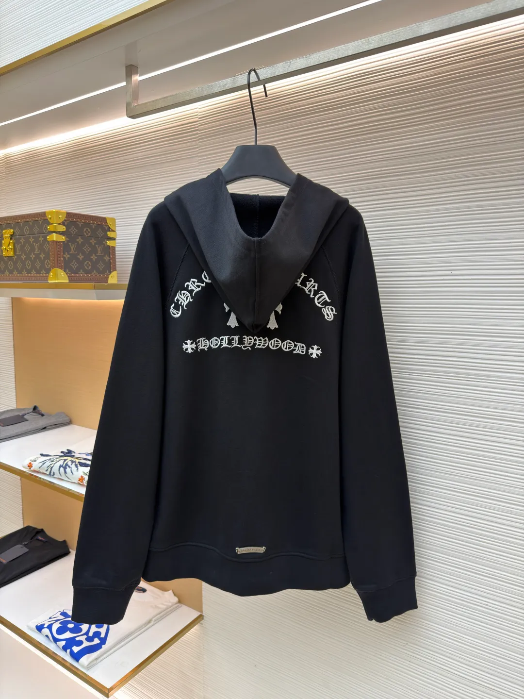 Chrome Hearts solid color hooded embroidered letter sweatshirt ●Original version: purchased and developed by 22939 ●Item number: 1682378-B15 ●Fabric: combed cotton fabric ●Technology: embroidery production ●Color: black ●Version: loose fit ●Weight: about 885 grams ●Size: S-M-L ●Description: This Crow Heart solid color hooded embroidered sweatshirt is made of 420g heavyweight pure cotton terry fabric. It has been processed by enzyme washing process. The fabric is soft and skin-friendly and not easy to deform and pill. It is also pre-shrunk and the size is stable after washing. The body is designed with raglan sleeves, which is ergonomically designed and allows movement without any restriction. The hooded part has a built-in double-layer drawstring, and the rope head is made of metal, which is thick and wear-resistant. The front placket uses a YKK customized zipper, which is smooth and easy to pull and has strong oxidation resistance. The letter logo on the chest adopts imported embroidery technology, using high-gloss embroidery thread, with a stitch density of 15 stitches/cm, and the pattern is three-dimensional and clear without skipping lines. The kangaroo pocket is cut in one piece, and the edges are reinforced with double-needle stitching. The ribbed fabric on the cuffs and hem is custom-woven and high-elastic, which will not loosen after long-term wear. The overall seams are combined with flat stitching and overlocking. The details show the brand's hard-core craftsmanship and street style. The overall wiring is straight and delicate, the fabric is comfortable and soft, and the color is consistent without color difference. It can be matched with the same style to create a fashionable look and control various occasions. Customized accessories, complete with three standards, same style for men and women!